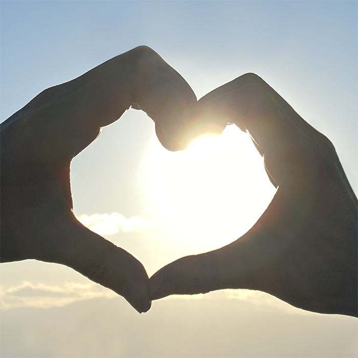 ハートマークを両手で作るイメージ画像
